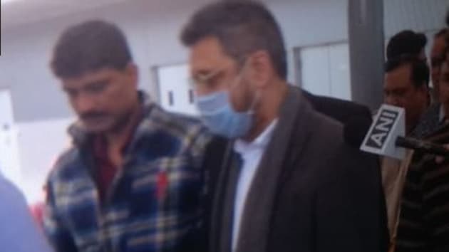 Sanjeev Chawla (with face mask) , alleged bookie. was presented in a Delhi court after his extradition from the UK on Feb 13, 2020.(ANI / Twitter) Sanjeev Chawla (with face mask) , alleged bookie. was presented in a Delhi court after his extradition from the UK on Feb 13, 2020.(ANI / Twitter)