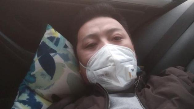 Tian Bing, who has not been able to return to Taixing city for work due to the novel coronavirus outbreak, poses for a selfie on the backseat of his car in Yizheng service station, Jiangsu province, China February 12, 2020.(VIA REUTERS)