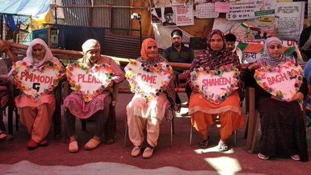 Posters at the protest site in south-east Delhi and also circulating on social media platforms read: “PM Modi, please come to Shaheen Bagh, collect your gift and talk to us. (Photo @afrozsahil) Posters at the protest site in south-east Delhi and also circulating on social media platforms read: “PM Modi, please come to Shaheen Bagh, collect your gift and talk to us. (Photo @afrozsahil)