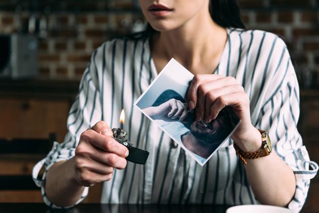 This V-Day, burn your ex’s photo and get a free drink at a restaurant in Delhi. There are many other deals like this.(Photo: Shutterstock)