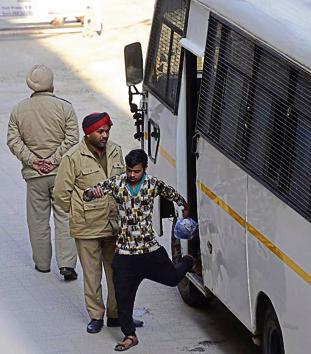 A vendor coming out of a bus ferrying inmates in Ludhiana on February 14.(Gurpreet Singh/ HT)