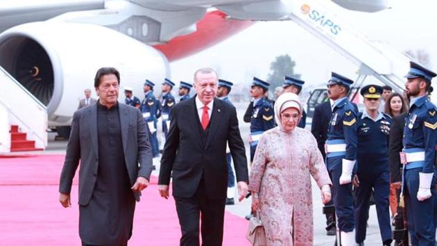 Pakistan's Prime Minister Imran Khan walks with Turkish President Tayyip Erdogan on his arrival in Islamabad, Pakistan.(REUTERS)