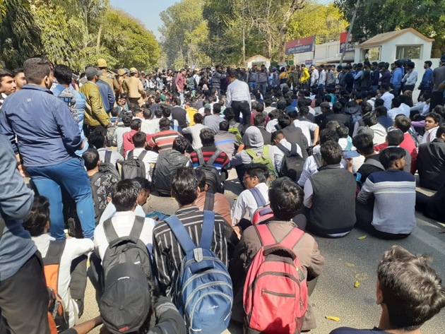 Hundreds of students of CCS University have gathered outside the office of Inspector General of POlice (Range) Meerut Praveen Kumar to protest the alleged abduction and gang rape of a university student in Siyana area of district Bulandshshar on Friday.(HT Photo)
