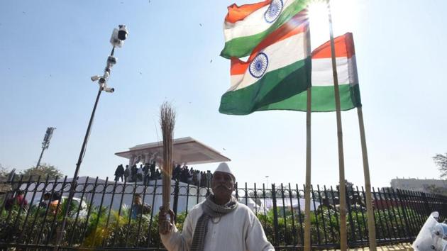 A man poses with AAP’s symbol, the broom, outside Ramlila Maidan in Delhi where Arvind Kejriwal will take oath as CM on Sunday(HT Photo by Sonu Mehta) A man poses with AAP’s symbol, the broom, outside Ramlila Maidan in Delhi where Arvind Kejriwal will take oath as CM on Sunday(HT Photo by Sonu Mehta)