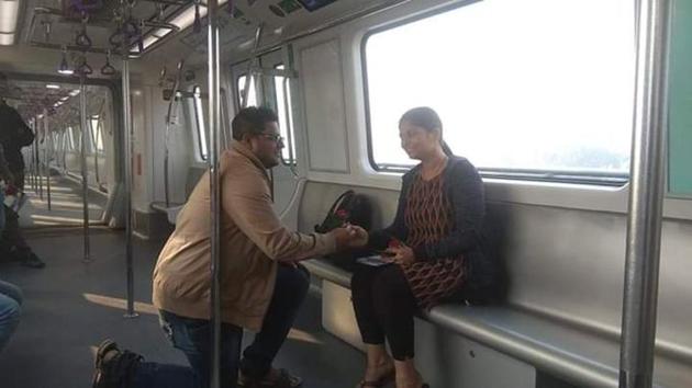 Man proposing to his girlfriend.(Twitter/@metrorailwaykol)
