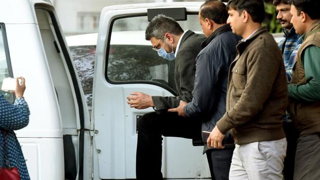 Bookie Sanjeev Chawla seen in police custody after he was extradited from London and brought to New Delhi for his involvement in a match-fixing scam.(Amal KS/HT PHOTO.)