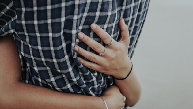 The researchers found that study participants who were exposed to their partner’s scent overnight experienced better sleep quality, even though their partner was not physically present. (UNSPLASH) The researchers found that study participants who were exposed to their partner’s scent overnight experienced better sleep quality, even though their partner was not physically present. (UNSPLASH)