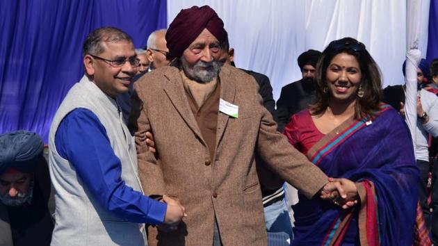 PEC director Dheeraj Sanghi (left) and dean alumni Divya Bansal with 97-year-old alumnus BS Grewal of 1943 batch during an alumni meet in Chandigarh on Saturday.(HT Photo)