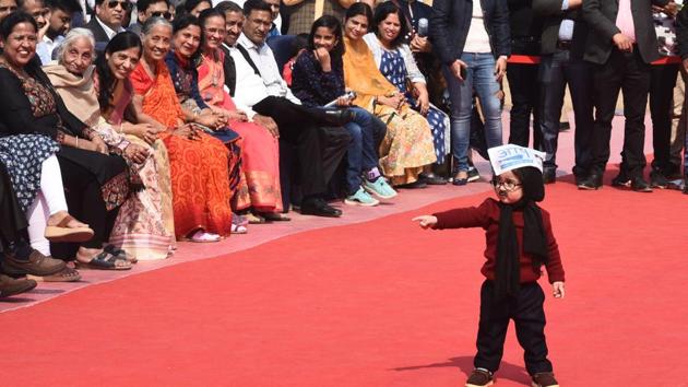 “Baby Mufflerman” Aavyan Tomar, the toddler who stole hearts when he dressed up as Arvind Kejriwal on counting day, was also in attendance at the swearing-in ceremony. (Vipin Kumar / HT Photo) 
