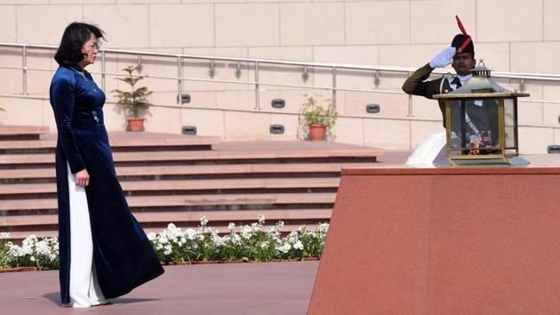 Vietnam Vice President Dang Thi Ngoc Thinh pays homage at National War Memorial at India Gate in New Delhi. Ngoc, on Wednesday, held talks with her Indian counterpart M Venkaiah Naidu, which focussed on India’s Act East Policy. (Mohd Zakir / HT Photo)
