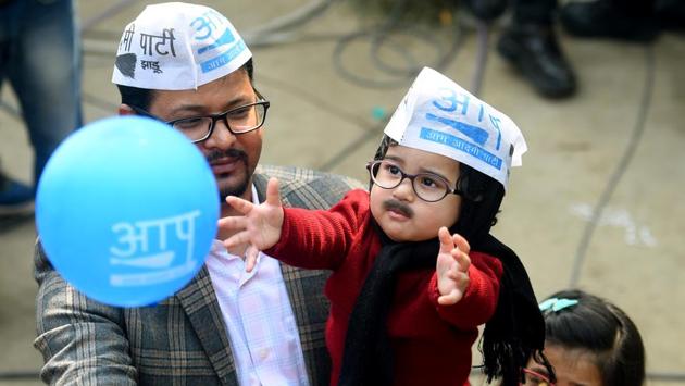 A young boy dressed as Arvind Kejriwal as people celebrate party's victory in the Delhi Assembly polls, at party headquarters, in New Delhi. Aavyan Tomar, the boy, will be a special invitee at the swearing-in ceremony. His father Rahul Tomar is an AAP supporter. (Amal KS / HT Photo)