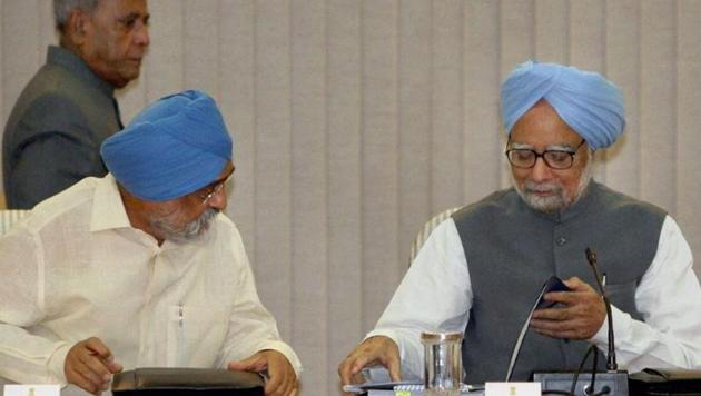 Former prime Minister Manmohan Singh with the ex-deputy chairman of the now-defunct Planning Commission Montek Singh Ahluwalia(HT File Photo)