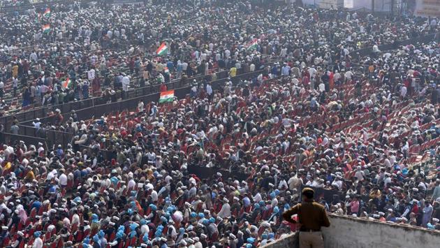 The sprawling Ramlila Maidan reverberated with the sounds of thousands of people cheering for the AAP leader. Kejriwal had extended an invitation to the people of Delhi urging them to attend the swearing-in ceremony today. He had earlier taken the oath of office in 2013 and 2015 at the same venue. (Sanchit Khanna / HT Photo)