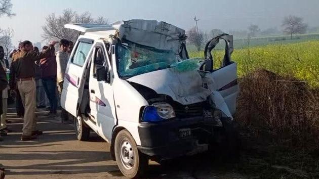 The mangled remains of the van that rammed into a truck near Rakhi Shahpur village in Narnaund subdivision on Monday.(HT Photo)