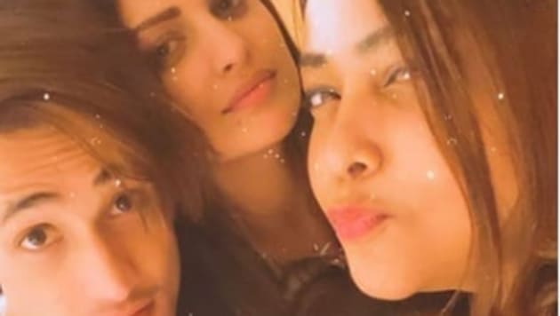 Asim Riaz was seen partying with Himanshi Khurana and Rashami Desai.