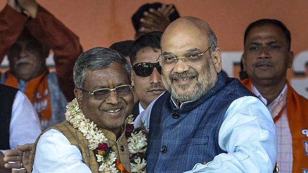 Former Jharkhand chief minister Babulal Marandi greets Union Minister Amit Shah during the merger of Jharkhand Vikas Morcha with the Bharatiya Janata Party (BJP), at an event, in Ranchi.(PTI)