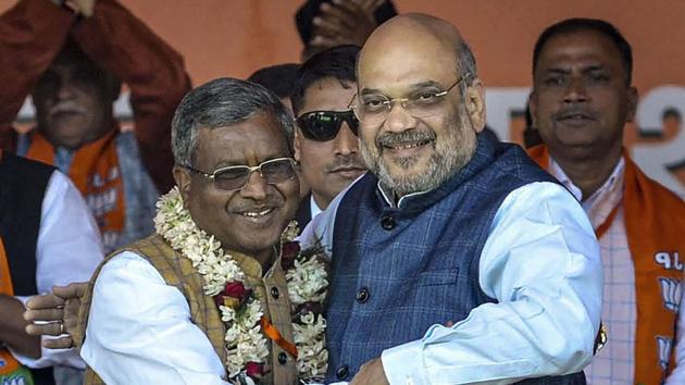 Former Jharkhand chief minister Babulal Marandi (L) greets Union Minister Amit Shah during the merger of Jharkhand Vikas Morcha with the Bharatiya Janata Party (BJP), at an event, in Ranchi, Monday, Feb. 17, 2020.(PTI)