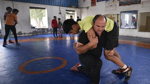 Rajesh Saroha (in black), who runs the Khadkhoda academy, said Sonam’s victory over the famous Sakshi will spark even greater interest in women’s wrestling in the area. “Seven years ago it was difficult even to field a 10-member girls team from Sonepat in a state competition,” Saroha said. “Now the scenario has changed. There is intense competition in each weight category and sometimes as many as 20 wrestlers fight for one place.” (Biplov Bhuyan / HT Photo)