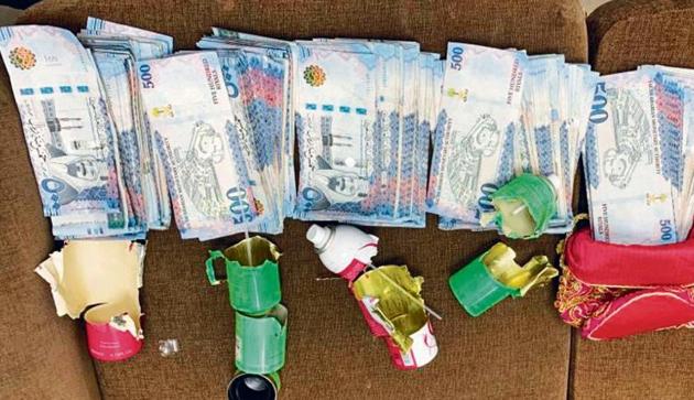 The CISF recovered 1,97,500 Saudi riyals and 2,000 Kuwaiti dinars, amounting to Rs 42.35 lakh.(Sourced) The CISF recovered 1,97,500 Saudi riyals and 2,000 Kuwaiti dinars, amounting to Rs 42.35 lakh.(Sourced)