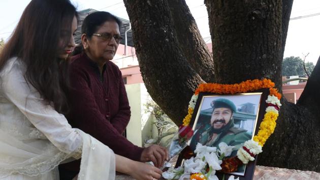 Nitika Kaul, wife of Major VS Dhoundiyal, along with her mother-in-law paying tribute to the Major who was martyred in an encounter in Pulwama last year.(Paras Negi/HT Photo)