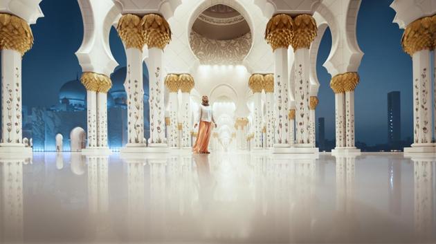 Sheikh Zayed Grand Mosque stands out as one of the world’s largest mosques, and the only one that captures unique interactions between Islam and world cultures.