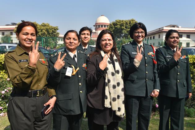 Lt. Col. Seema Singh (2R) and other women army personnel show victory signs with their lawyer Meenakshi Lekhi (C) after the apex court’s decision to apply permanent commission to all women officers in the Indian Army, at Supreme Court, in New Delhi on Monday. (Sanchit Khanna/HT PHOTO) Lt. Col. Seema Singh (2R) and other women army personnel show victory signs with their lawyer Meenakshi Lekhi (C) after the apex court’s decision to apply permanent commission to all women officers in the Indian Army, at Supreme Court, in New Delhi on Monday. (Sanchit Khanna/HT PHOTO)