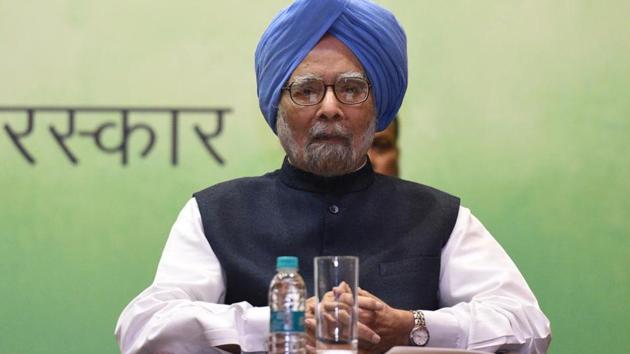 Montek Ahluwalia on Sunday said the then Prime Minister Manmohan Singh had sought his advice if he should quit when Congress leader Rahul Gandhi tore the ordinance.(Sonu Mehta/HT PHOTO) Montek Ahluwalia on Sunday said the then Prime Minister Manmohan Singh had sought his advice if he should quit when Congress leader Rahul Gandhi tore the ordinance.(Sonu Mehta/HT PHOTO)