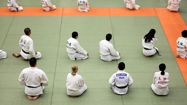 For the “Kangeiko”, an English-speaking coach guides the foreign judoka through the rituals and explains the various groups they can join: free practice or “randori,” women’s only training, specialised throws. But foreigners are not excused from the traditional role-call, nor the president’s New Year speech in Japanese, nor the strenuous warm-up guided by one of the youngest judoka. (Behrouz Mehri / AFP) For the “Kangeiko”, an English-speaking coach guides the foreign judoka through the rituals and explains the various groups they can join: free practice or “randori,” women’s only training, specialised throws. But foreigners are not excused from the traditional role-call, nor the president’s New Year speech in Japanese, nor the strenuous warm-up guided by one of the youngest judoka. (Behrouz Mehri / AFP)