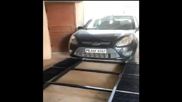 The clip, shared on Twitter, shows a car entering a narrow parking space.(Twitter/@anandmahindra)