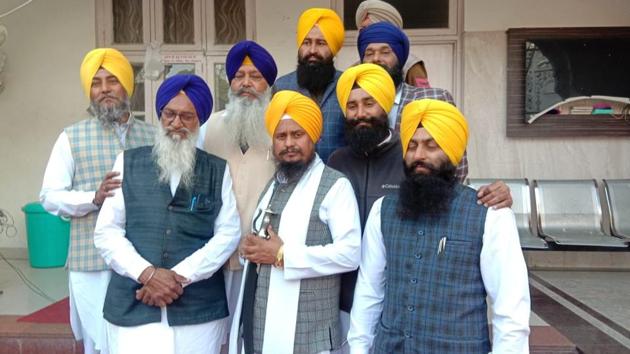 Akal Takht acting jathedar Giani Harpreet Singh (centre, first row) outside the Akal Takht secretariat in Amritsar before leaving for Pakistan on Wednesday for taking part in a function at Nankana Sahib.(Sameer Sehgal/HT)