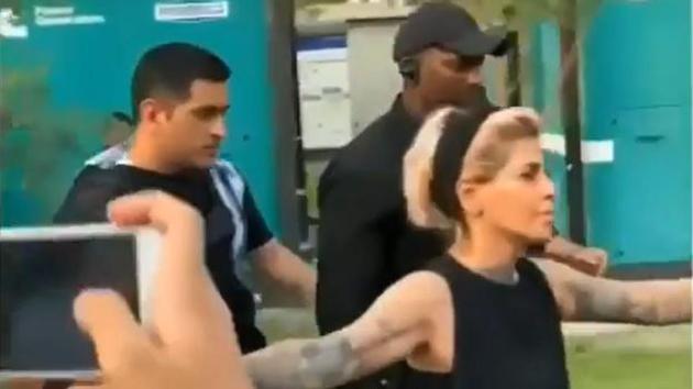 MS Dhoni's hairstylist Sapna Bhavnani turns bodyguard to escort former  India captain, video goes viral | Cricket - Hindustan Times