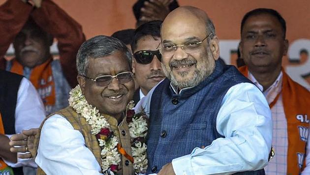 Former Jharkhand chief minister Babulal Marandi (L) greets Union Minister Amit Shah during the merger of Jharkhand Vikas Morcha with the Bharatiya Janata Party in Ranchi.(PTI)