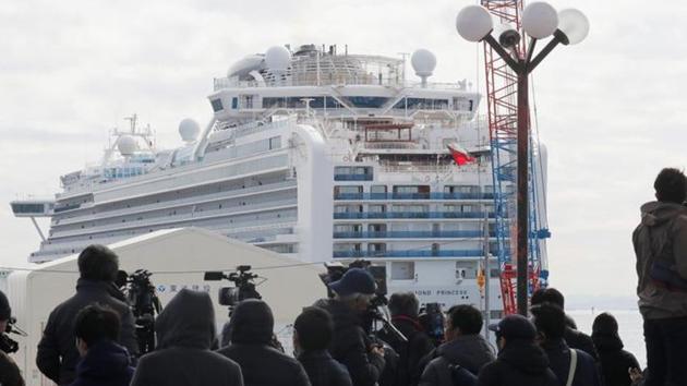 Members of the media look on at the cruise ship Diamond Princess at Daikoku Pier Cruise Terminal in Yokohama, south of Tokyo, Japan February 19, 2020. (Reuters photo) Members of the media look on at the cruise ship Diamond Princess at Daikoku Pier Cruise Terminal in Yokohama, south of Tokyo, Japan February 19, 2020. (Reuters photo)