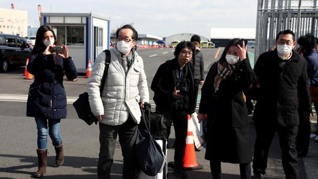 Passengers wearing face masks walkout from the cruise ship Diamond Princess at Daikoku Pier Cruise Terminal in Yokohama on Wednesday, Feb 19, 2020.(REUTERS)