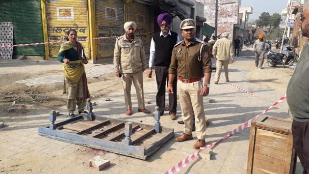Police personnel at the crime site in Patiala on Thursday. A Punjab State Power Corporation Limited employee, Manoj Kumar, and his son are absconding after killing hockey player Amrik Singh and his friend Simranjit Singh on Wednesday night.(Bharat Bhushan/HT)