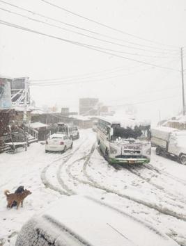 A snow-covered street in Narkanda, a tourist destination about 70km from Shimla, on Friday morning. (HT Photo) A snow-covered street in Narkanda, a tourist destination about 70km from Shimla, on Friday morning. (HT Photo)