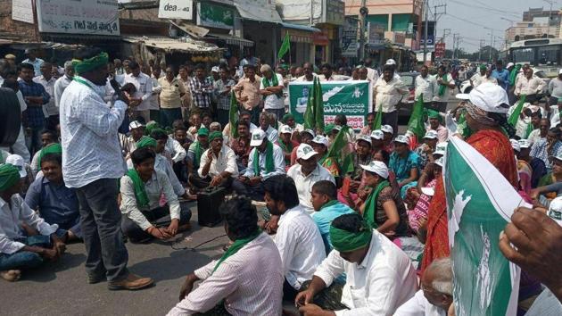 A police official from Mangalagiri (rural) police station said the farmers were booked on a complaint that they had prevented the officials from discharging their duties at Krishnayapalem village, one of the 29 villages falling under Amaravati capital region. (HT photo) A police official from Mangalagiri (rural) police station said the farmers were booked on a complaint that they had prevented the officials from discharging their duties at Krishnayapalem village, one of the 29 villages falling under Amaravati capital region. (HT photo)