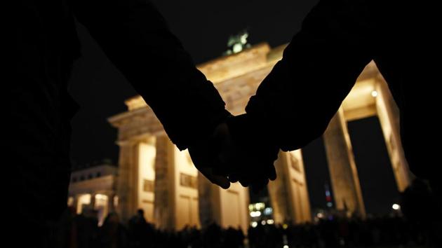 A vigil at the Brandenburg Gate to commemorate the victims of the Hanau shootings in Berlin, Germany. A local man is the main suspect in having shot dead nine people at two hookah bars in Hanau, and killing possibly his mother and then himself later on when police prepared to raid his apartment. Police suspect a right-wing motive to the attacks. (Emmanuele Contini / Getty Images)