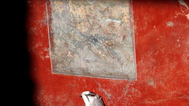 An archaelogist works on a fresco in the House of Lovers "Casa degli Amanti", one of three restored domus (ancient houses) reopened to the public at the archaeological site of Pompeii, Italy, February 18, 2020. REUTERS/Ciro De Luca (REUTERS)
