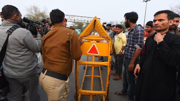 Road number 9 in Shaheen Bagh was reopened by a group of protesters, but later it was closed by another group, according to Delhi Police.(RAJ K RAJ/HT PHOTO.)