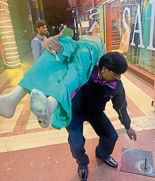 MC workers clearing encroachments from a corridor in Sector 17, Chandigarh, on Saturday. Goods were confiscated and shopkeepers were fined <span class='webrupee'>?</span>2,000 each. MC now plans a similar drive in the Sector 22 market.(HT PHOTO)