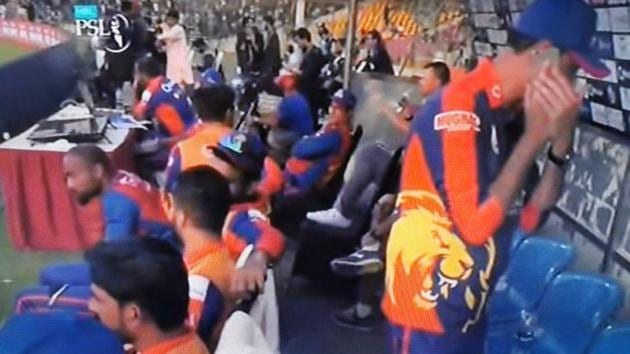 A Karachi Kings member was seen using mobile phone during a PSL match(Twitter)