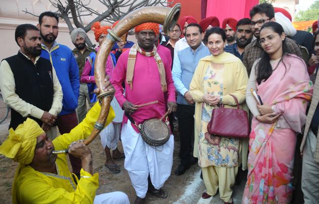 An artiste playing a musical instrument as MP Preneet Kaur looks on during the inaugural events of the annual heritage festival and craft mela at Sheesh Mahal in Patiala on Saturday.(BHARAT BHUSHAN/HT)