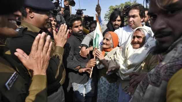 A group of elderly women protesters interact with police officers to seek permission for a march and meeting with Home Minister Amit Shah, at Shaheen Bagh, in New Delhi. (Burhaan Kinu / HT Photo)