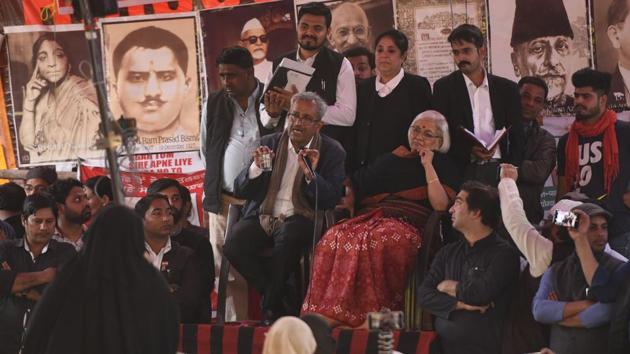 Supreme Court appointed interlocutors Sanjay Hegde (L) and Sadhana Ramachandran (R) interact with anti-CAA, NRC and NPR demonstrators who have been on an indefinite sit-in, at Shaheen Bagh, in New Delhi. (Burhaan Kinu / HT Photo)