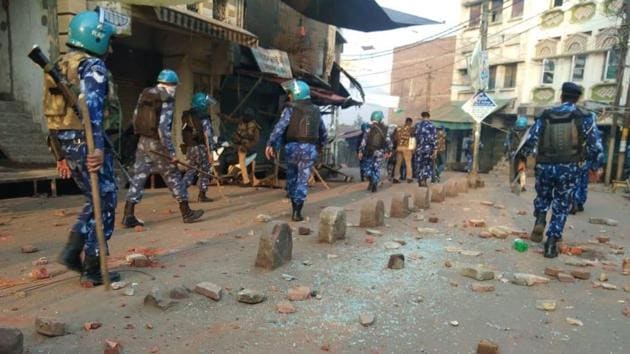 Amid stone pelting, the van of the Rapid Action Force was damaged and police barricades were set on fire.(HINDUSTAN PHOTO.)