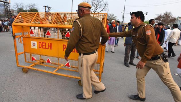 Delhi police remove barricades as the road from Jamia to Noida, shut due to Shaheen Bagh protests, reopened briefly, in New Delhi, India, on Saturday, February 22, 2020.(Raj K Raj/HT PHOTO) Delhi police remove barricades as the road from Jamia to Noida, shut due to Shaheen Bagh protests, reopened briefly, in New Delhi, India, on Saturday, February 22, 2020.(Raj K Raj/HT PHOTO)