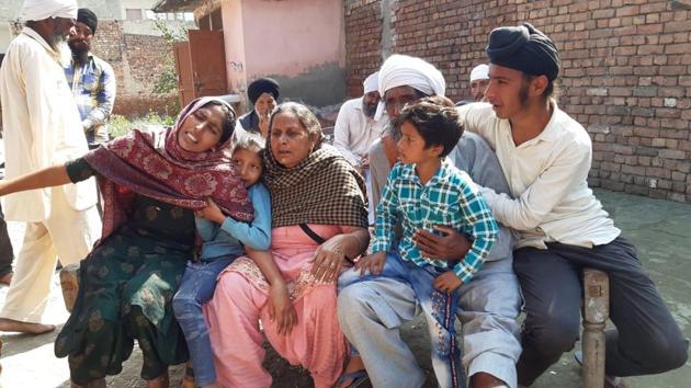 Maninder Singh’s wife Amandeep (extreme left) mourning with their two children and his elderly parents at Uplana village in Karnal district on Monday.(HT Photo)