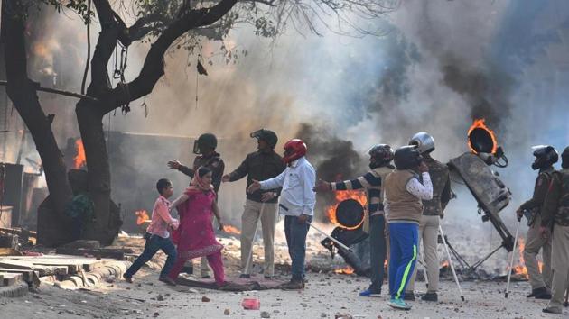 Delhi police at CAA,NRC protest site in Delhi’s Maujpur area on Monday.(Raj K Raj/HT Photo)