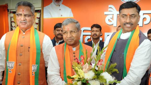 BJP National General Secretary Muralidhar Rao congratulates newly elected Leader of Opposition Babulal Marandi after a meeting at state BJP headquarters in Ranchi on Monday.(DIWAKAR PRASAD/ HT PHOTO.)